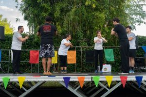 Salutation pendant une démonstration