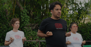 Instructeur faisant une démo avec des élèves.